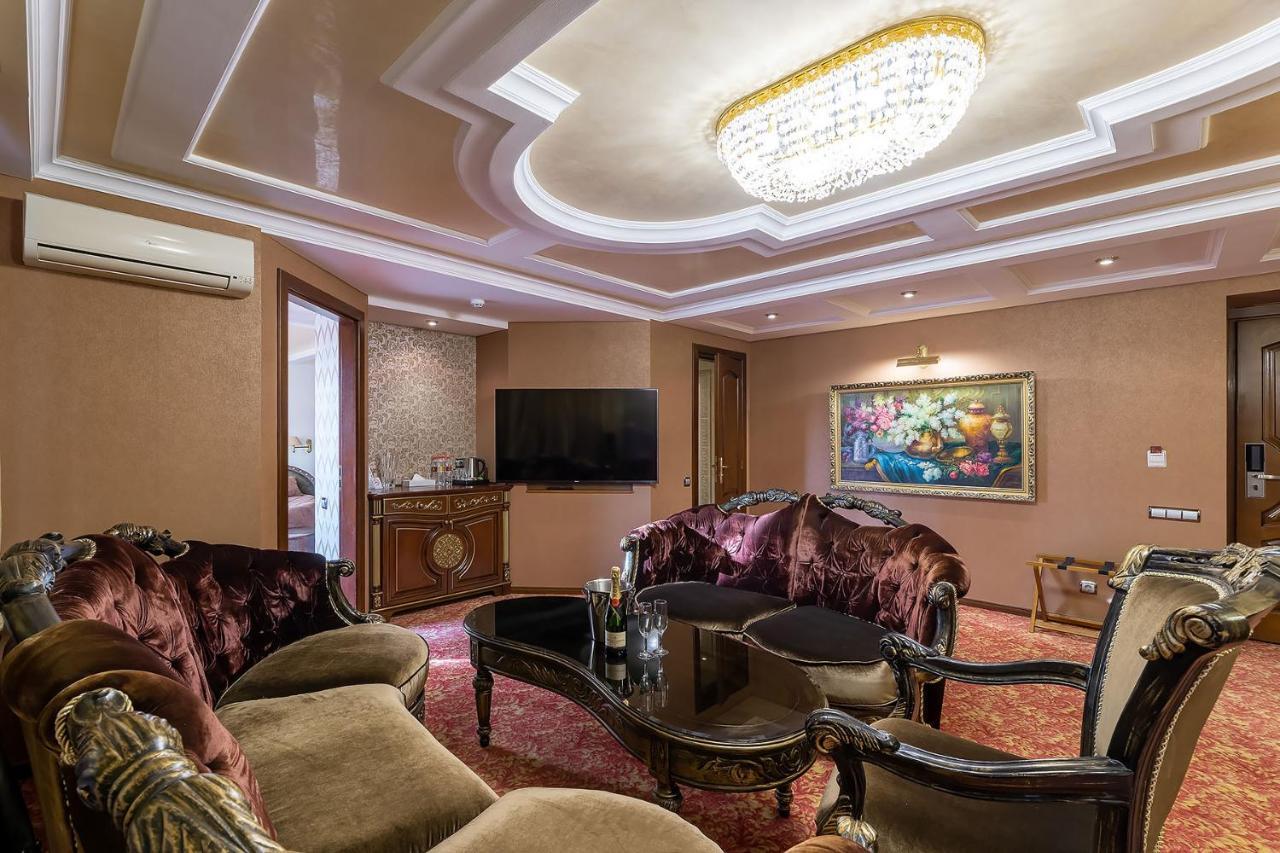 Eurohotel Lviv Buitenkant foto